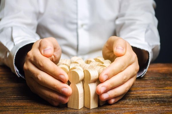 Quali sono le strategie per proteggere la proprietà intellettuale in un'era di innovazione aperta?